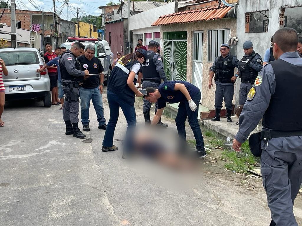 Homem é morto com facada no peito enquanto bebia com esposa em Manaus 