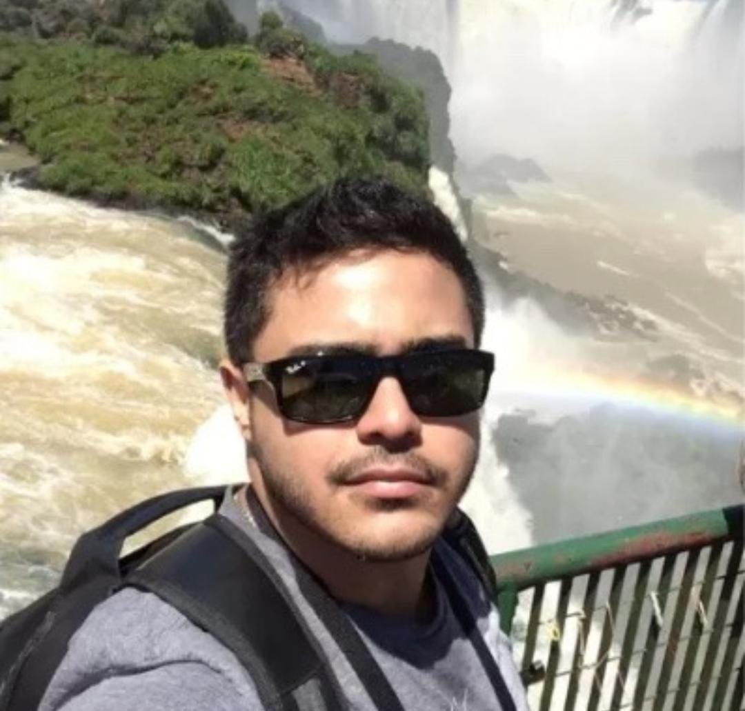 Homem morre após cair de pedra ao tentar tirar selfie enquanto comemorava novo emprego