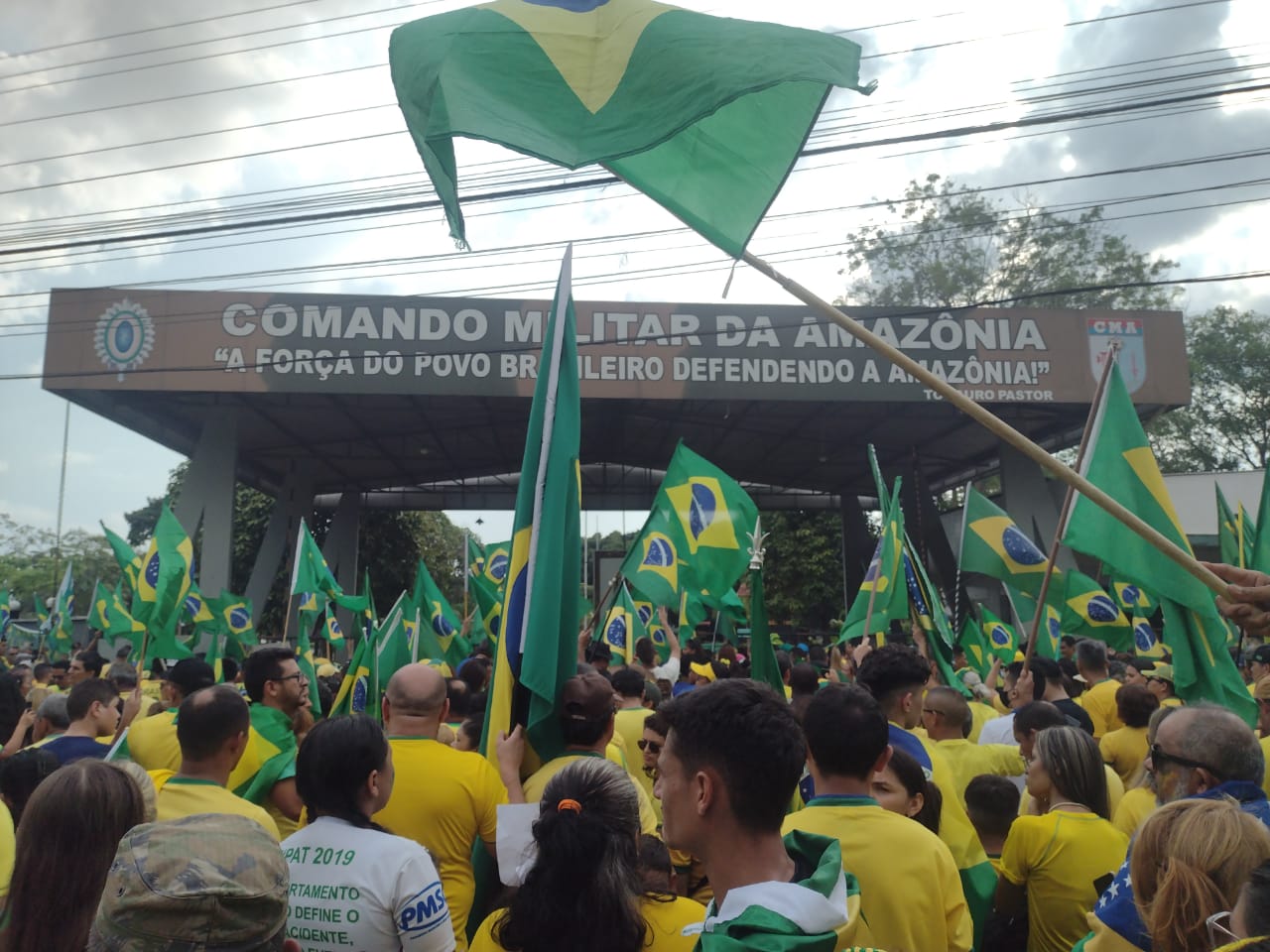 Bolsonaristas fazem manifestação em frente ao CMA e trânsito fica lento em Manaus