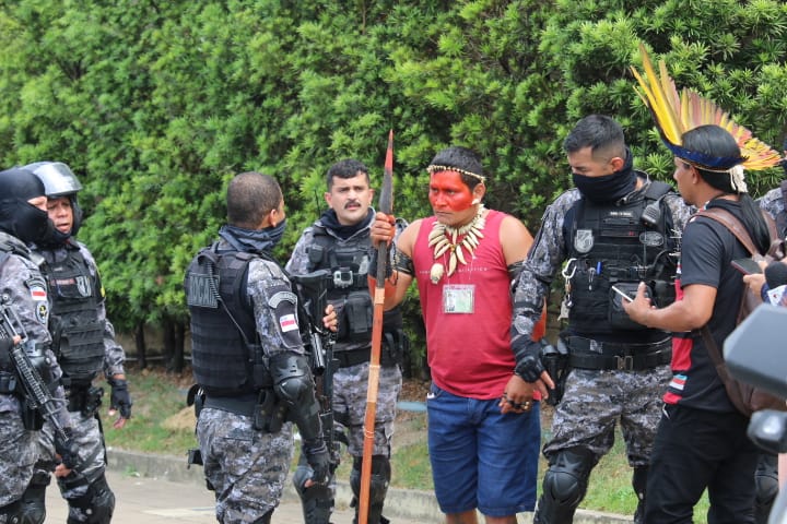 Tensão: Indígenas invadem sede da Funai e polícia isola área em Manaus