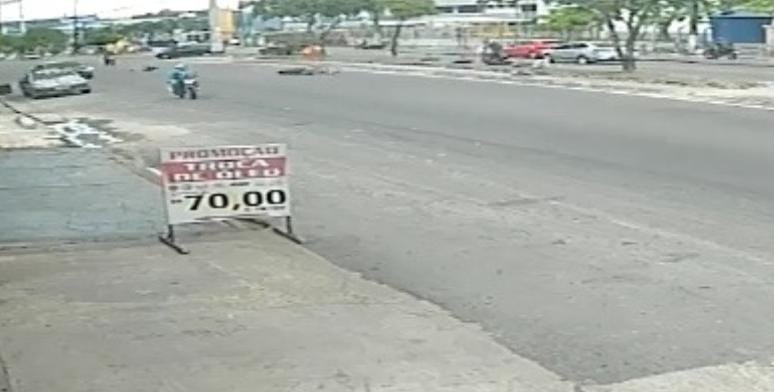 Pedestre é atropelado por motoboy ao atravessar rua em Manaus; vídeo