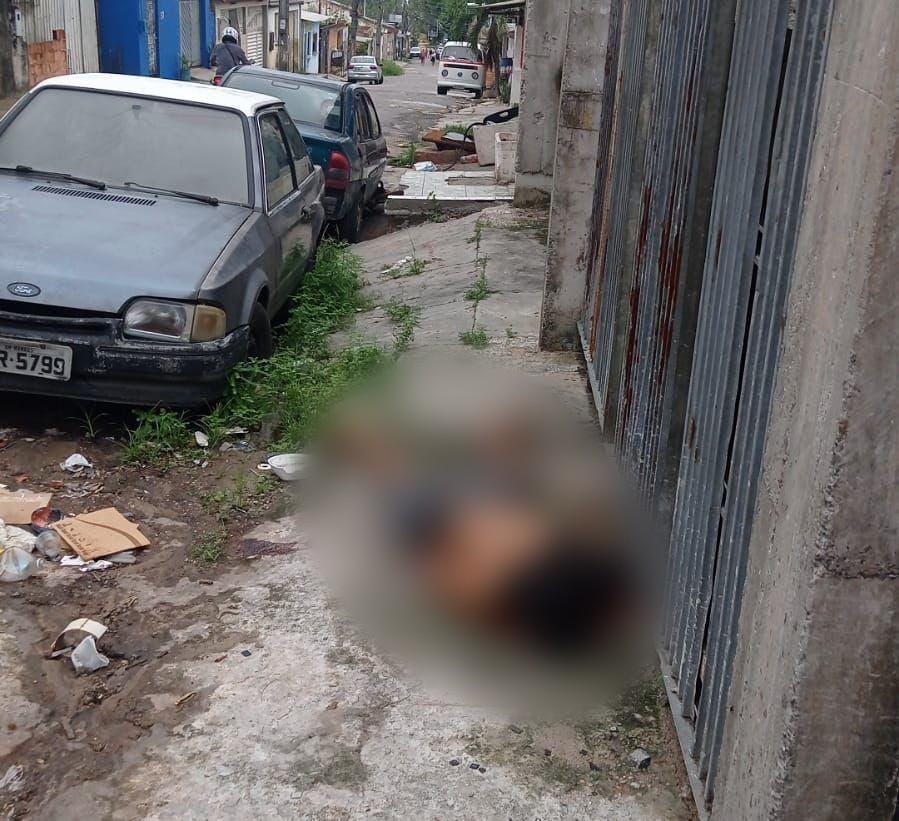 A caminho do trabalho, moradora se depara com corpo estirado em calçada de Manaus