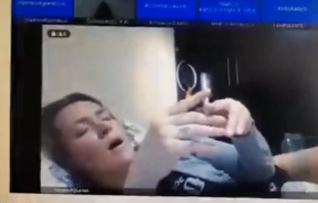 Juíza aparece seminua fumando cigarro durante audiência virtual; vídeo