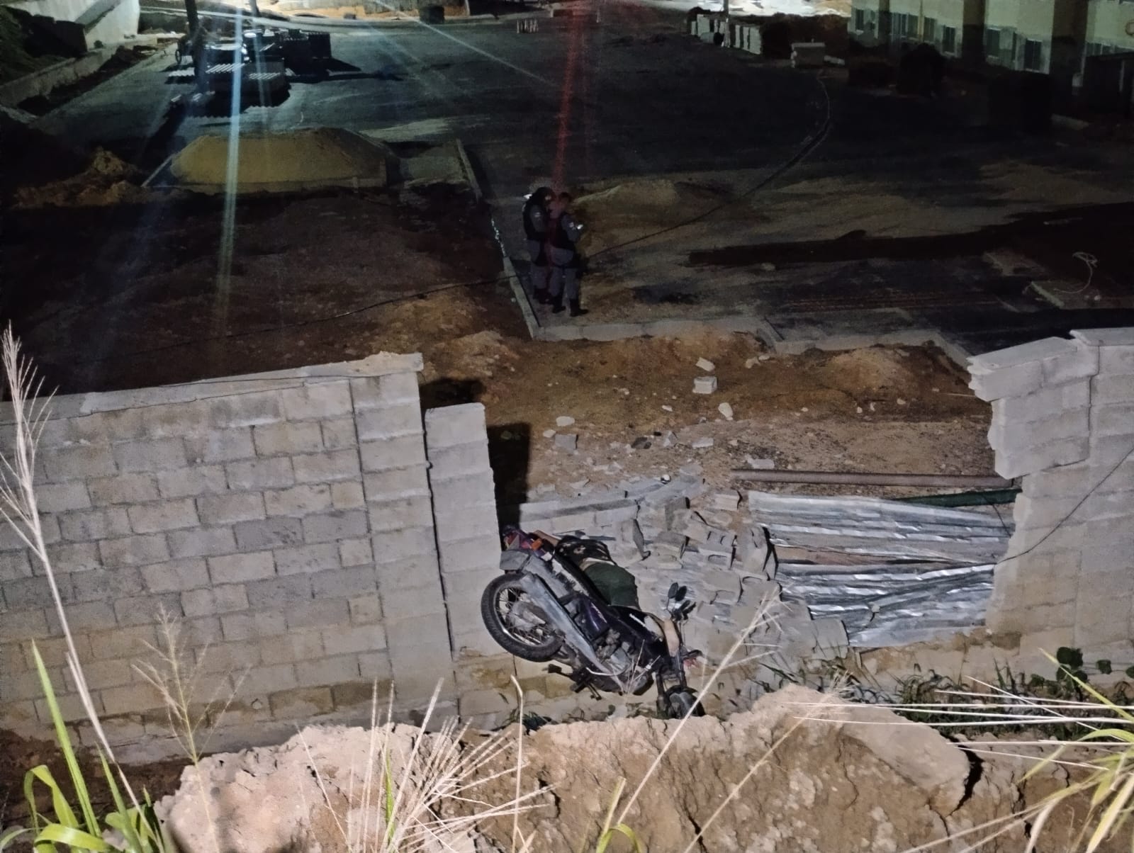 Homem morre após cair de moto em barranco e colidir com muro em Manaus