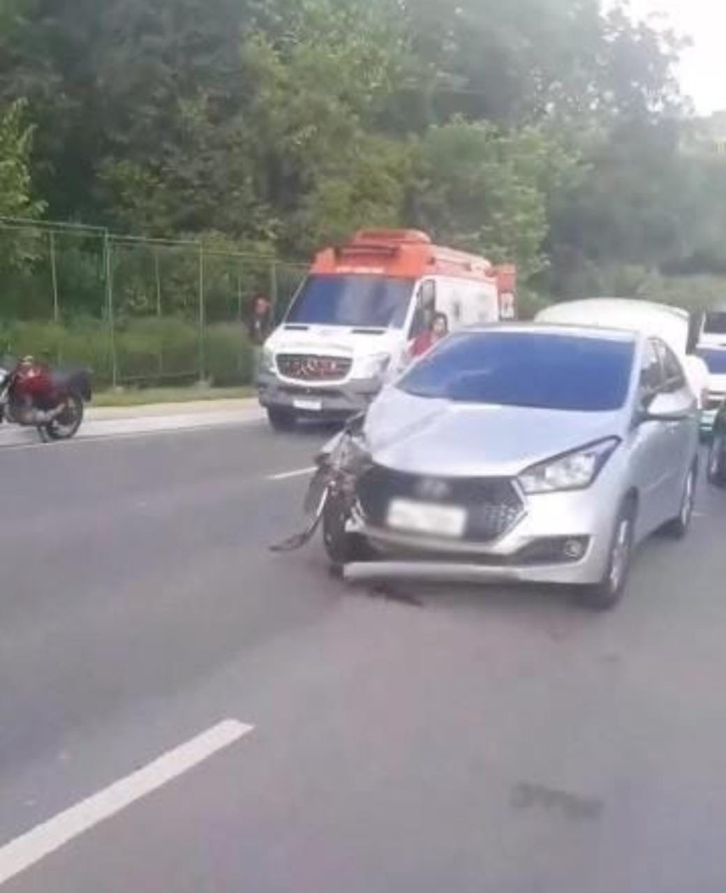 Acidente entre carro e moto deixa duas vítimas em Manaus; vídeo