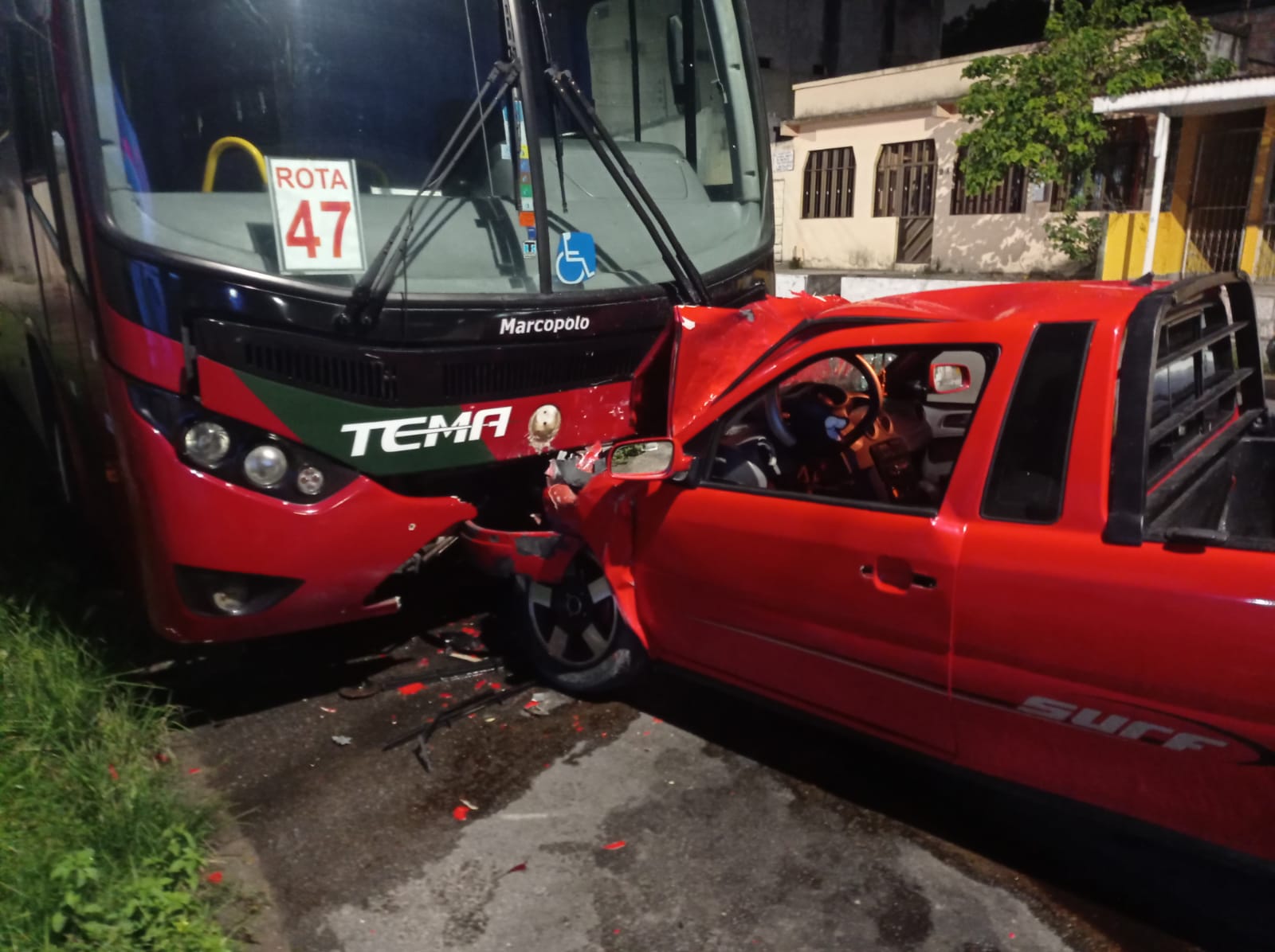 Carro é achatado em colisão frontal com rota em rua de Manaus