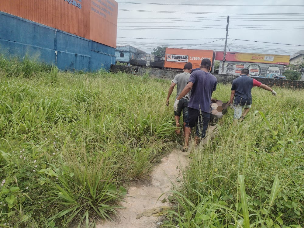 Recém saído de reabilitação, jovem é achado morto em terreno abandonado em Manaus