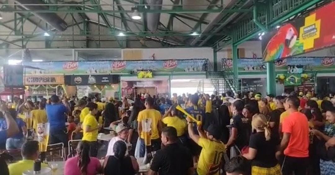 Torcedores vibram com chuva de gols do Brasil durante transmissão no Centro de Manaus