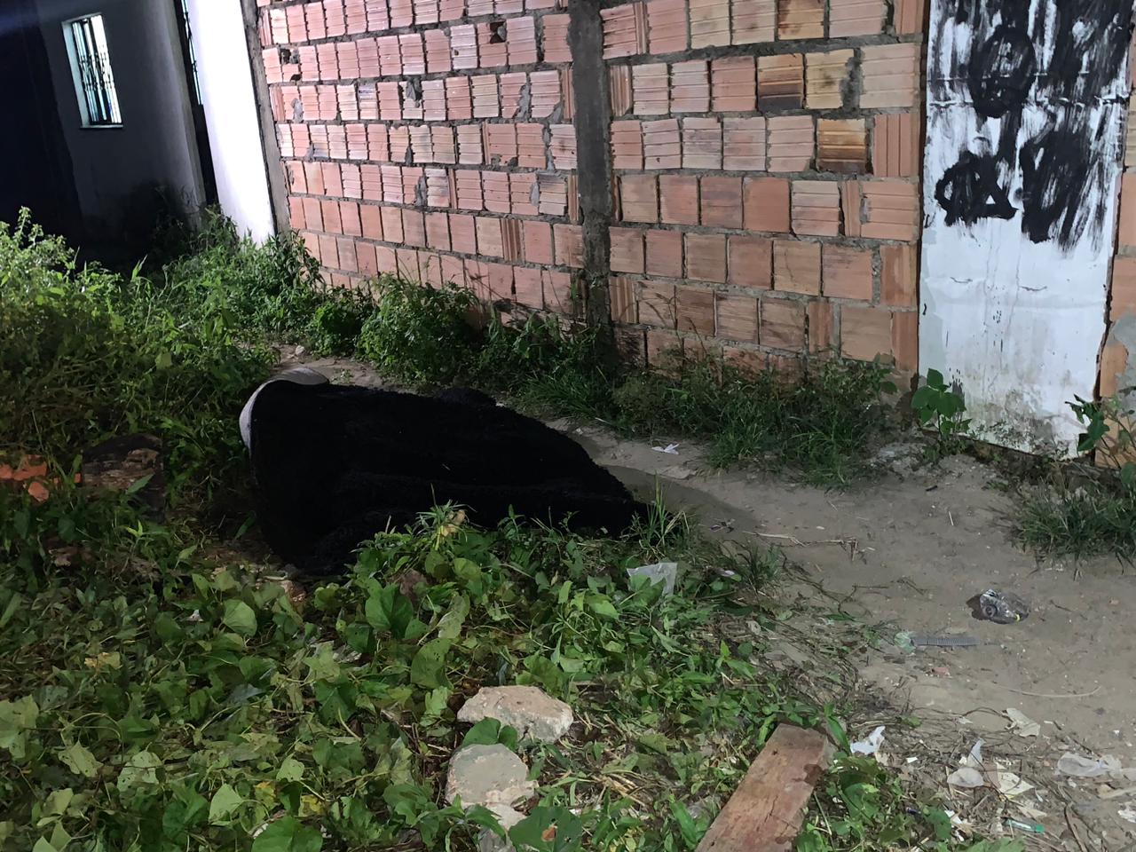 Jovem perseguido em beco foi executado com 13 tiros no pescoço em Manaus