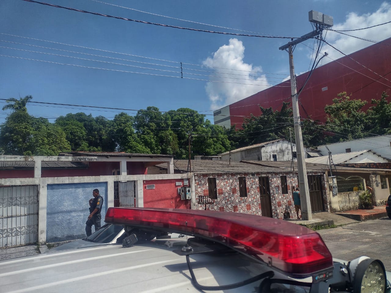 Nu, homem é encontrado morto ao lado de barra de ferro dentro de casa em Manaus