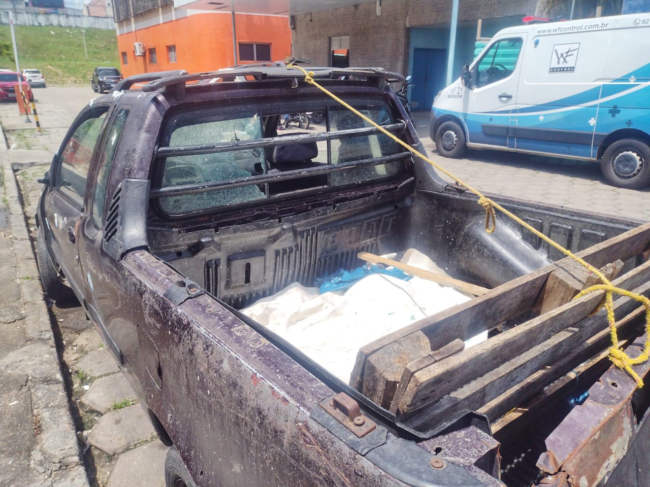 Feirante leva tiro na cabeça após ter carro crivado de balas em Manaus