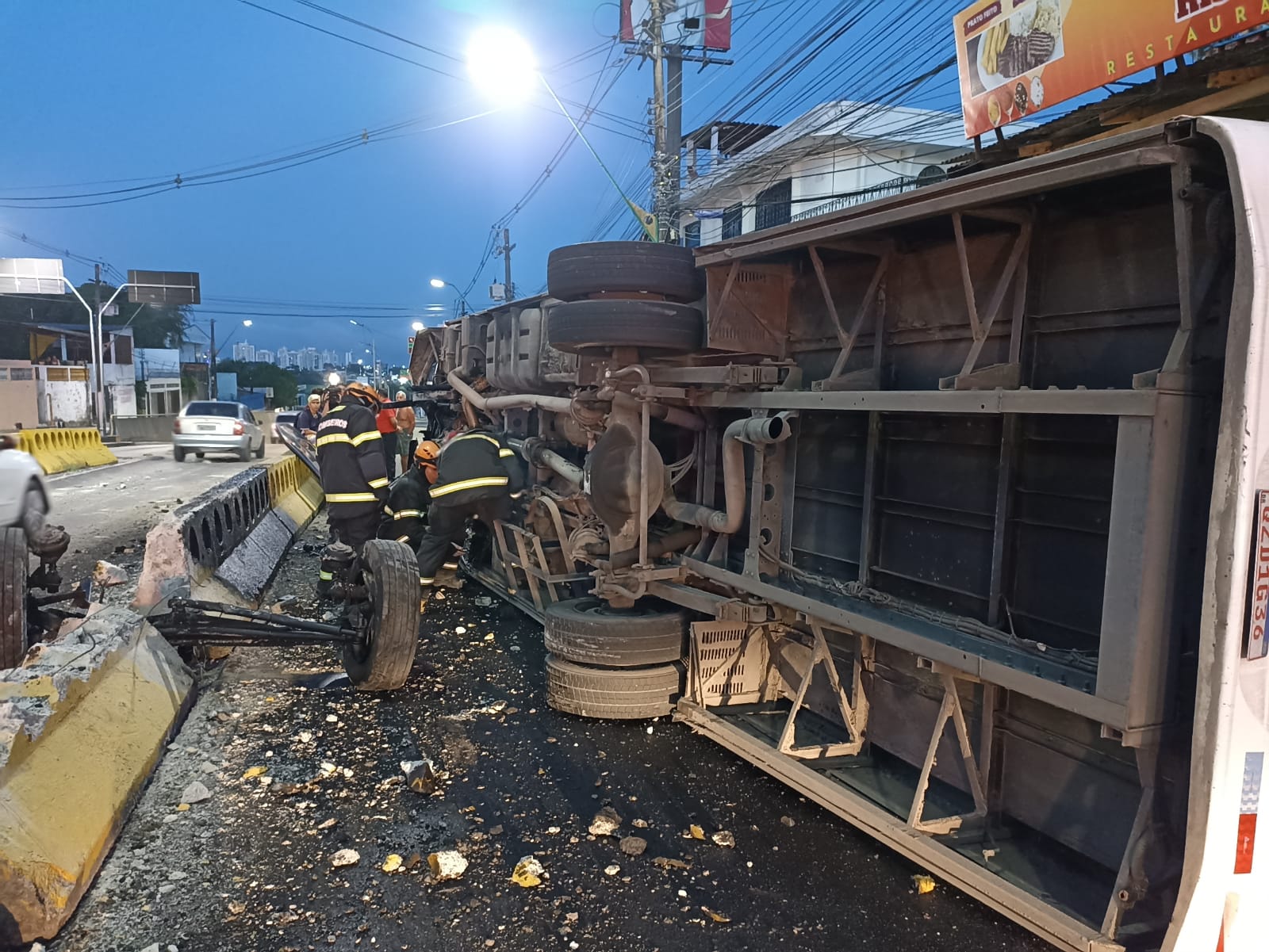 Roda de rota do Distrito 'voa' durante capotamento violento em avenida de Manaus