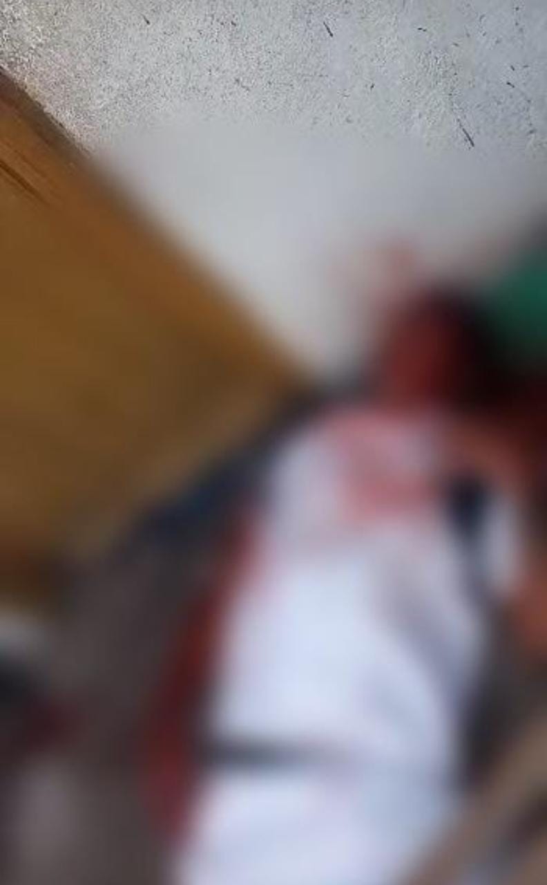 Banhado em sangue, suspeito de assalto agoniza após ser espancado em Manaus