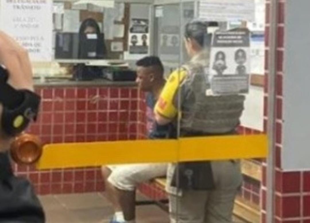 Pai que matou os 4 filhos arrastou ex-mulher pelos cabelos e a ameaçou com faca