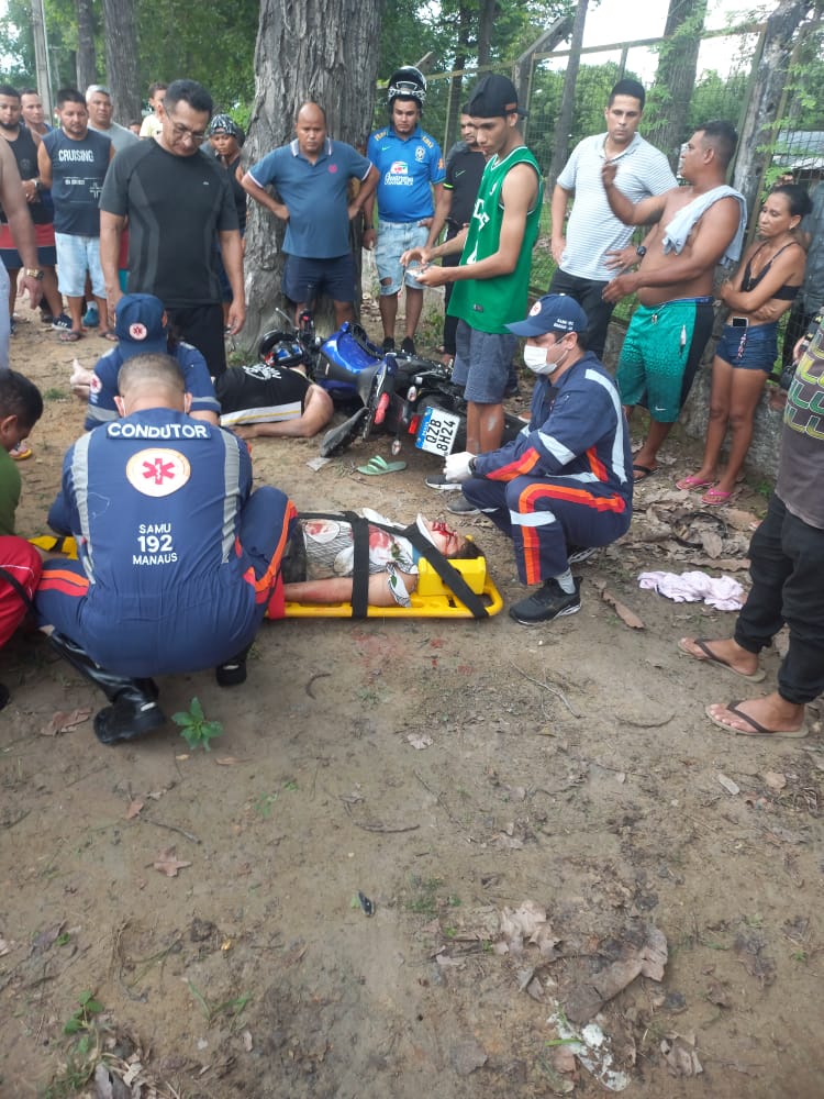 Motociclista morre em acidente após perder o controle e bater em árvore em Manaus