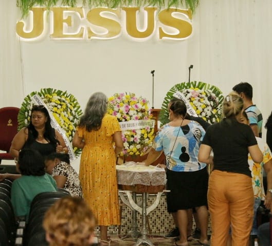 Sob pedidos de justiça, amigos velam mulher que morreu esmagada em Manaus