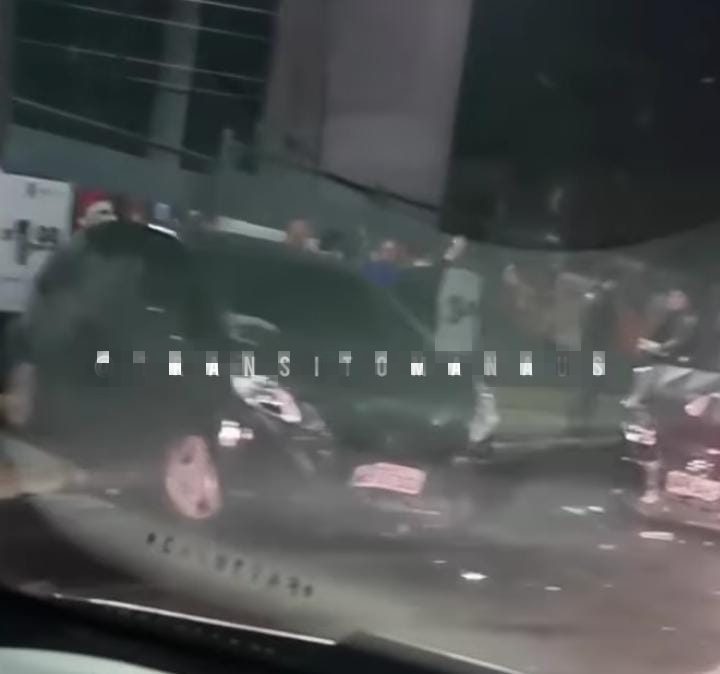 Motorista na contramão bate de frente com outro carro em avenida de Manaus