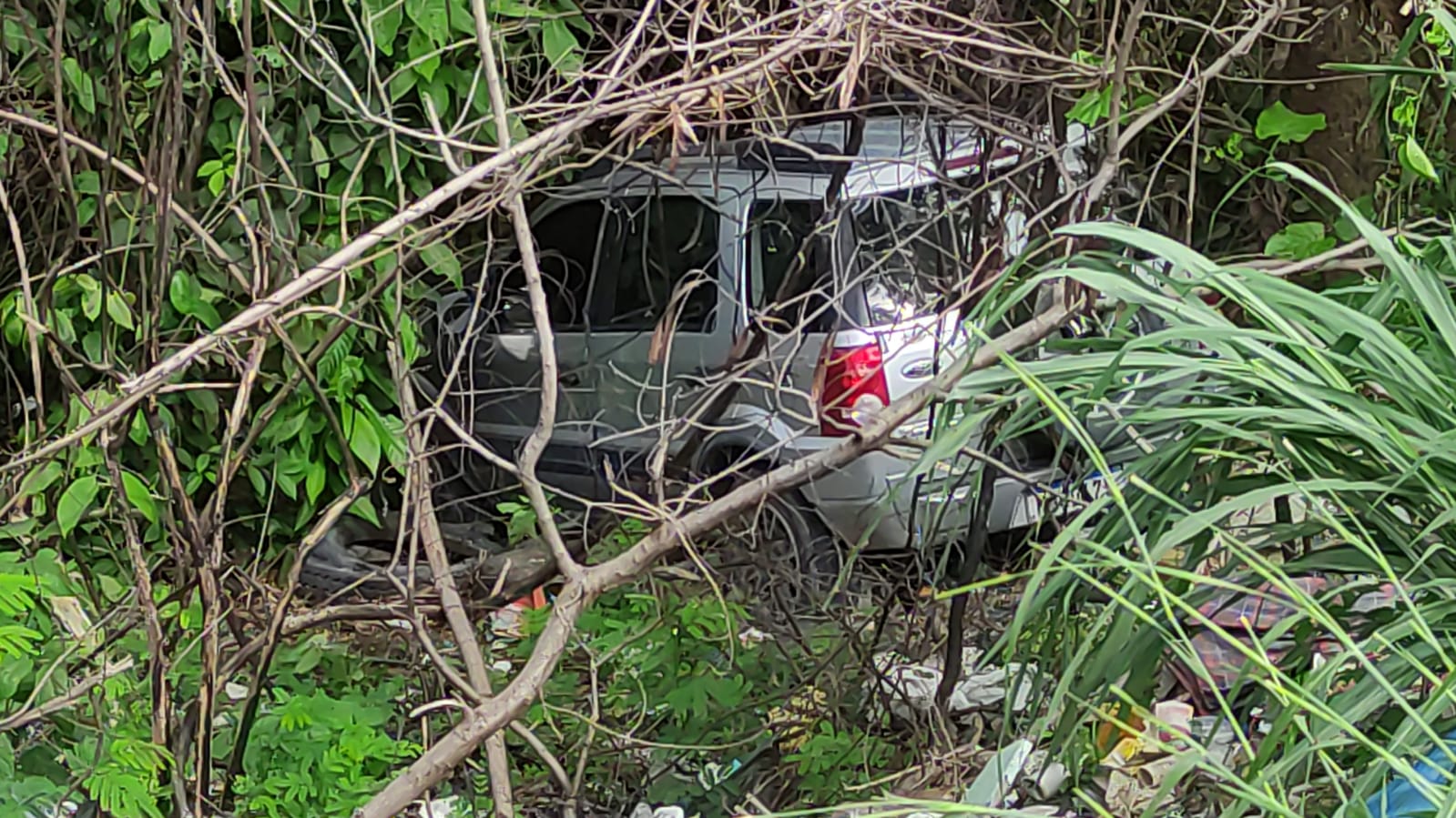 Acidente: Homem morre após carro despencar em barranco em Manaus  