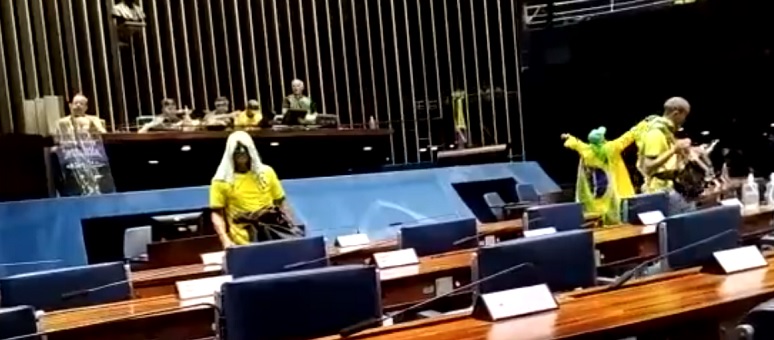 Cerca de 300 bolsonaristas são presos após ataques terroristas em Brasília