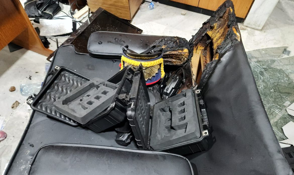 Armas usadas pelo GSI no Planalto são roubadas por bolsonaristas em atos terroristas