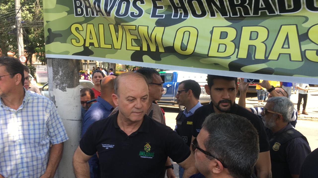 Secretário da SSP-AM tenta convencer bolsonaristas a deixarem CMA em Manaus