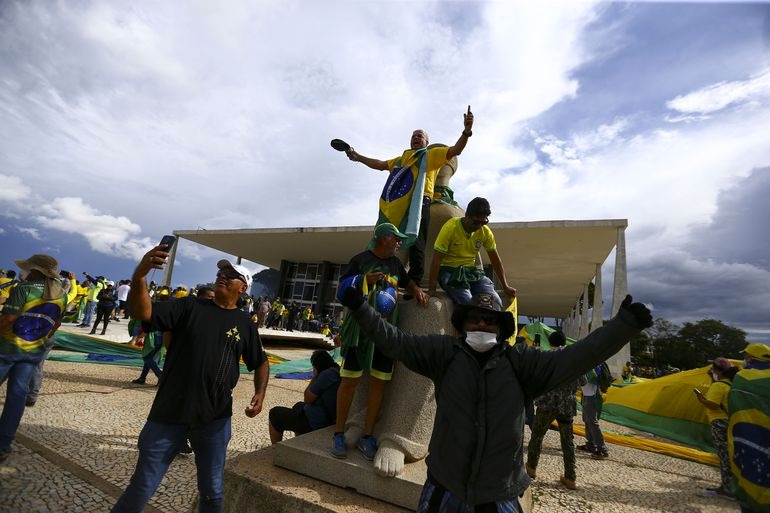 Prédio do STF passa por perícia; veja vídeo dos estragos após manifestação bolsonarista