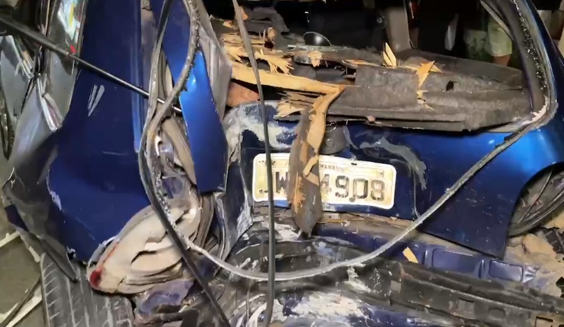 Carro é quase esmagado após motorista tentar evitar acidente em Manaus