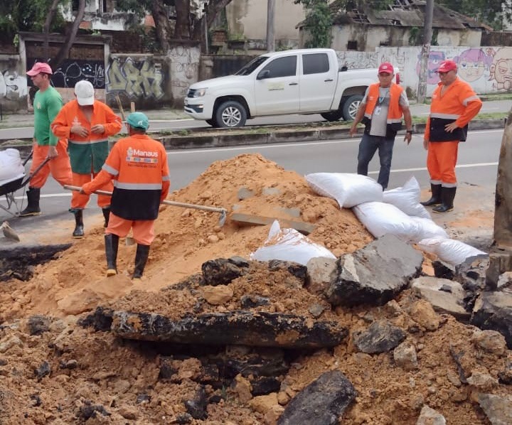 Avenida Silves passa por obra emergencial em Manaus
