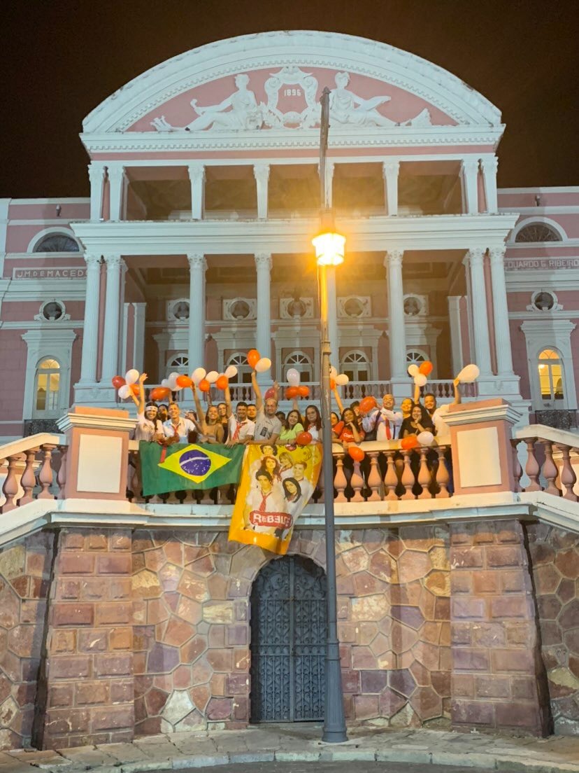 Fãs de Rebelde se reúnem em frente ao Teatro Amazonas e clamam por show da Banda