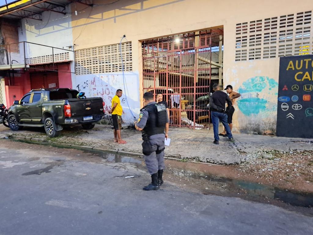 Macaco sai do lugar, carro cai e mata mecânico esmagado em Manaus