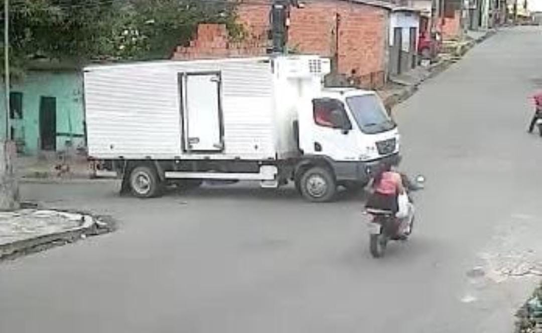 Casal em moto morre após ser arremessado em acidente com caminhão em Manaus