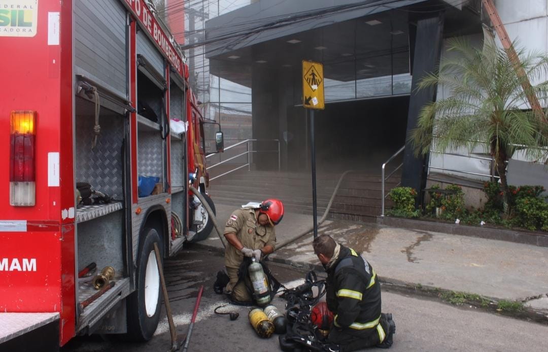 Incêndio em loja do Shopping Leste causa desespero e nuvem de fumaça em Manaus; vídeo
