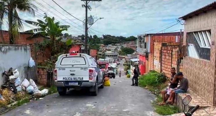 Homem morre e amigos são baleados por pistoleiros durante perseguição em Manaus