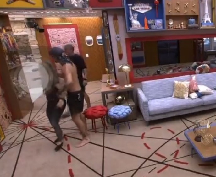 BBB23: Gabriel dá empurrão em Bruna Griphao e causa revolta