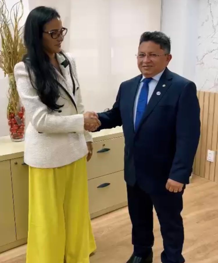 Sinésio pede desculpas a Mayara Pinheiro após puxá-la pelo braço em posse na Aleam