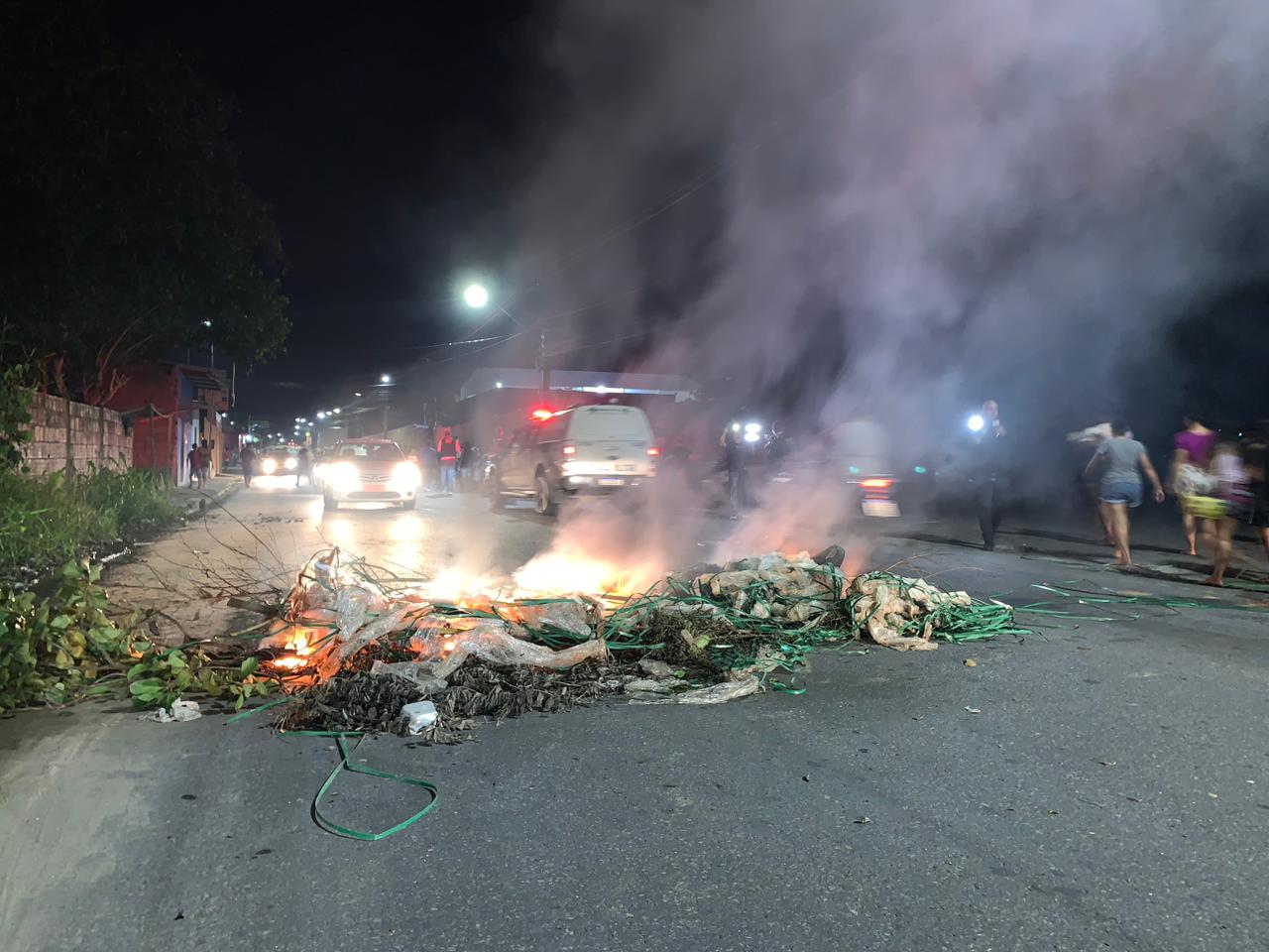 Moradores bloqueiam rua em protesto por falta d'água em Manaus