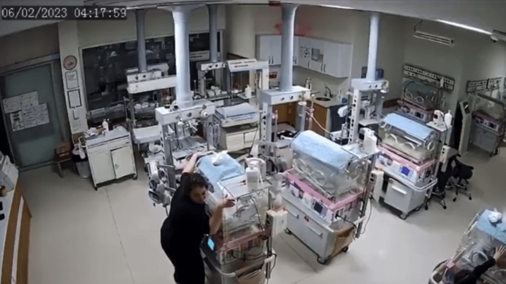 Vídeo: enfermeiras protegem bebês em incubadoras durante terremoto na Turquia