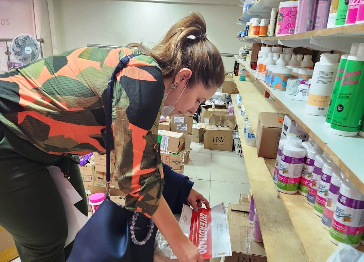 Manaus interdita mais de 400 produtos na fiscalização sanitária com foco em pomadas de cabelo