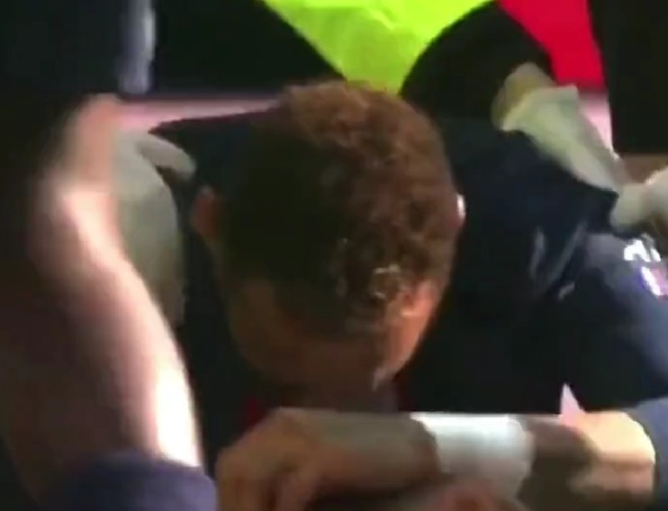 Neymar volta a lesionar o tornozelo em jogo do PSG; jogador chorou