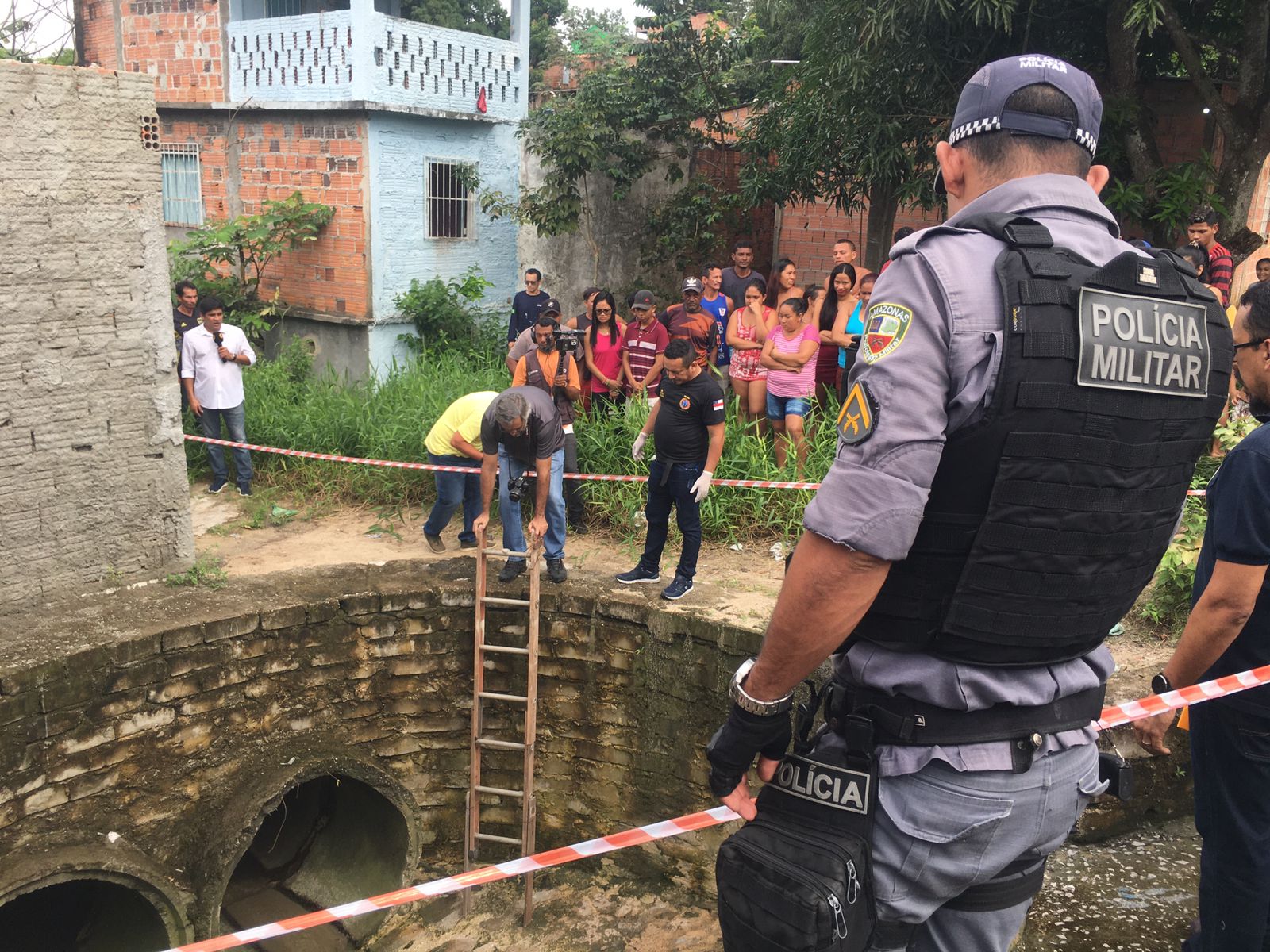 Garoto de 14 anos é morto a terçadadas e jogado dentro de bueiro em Manaus