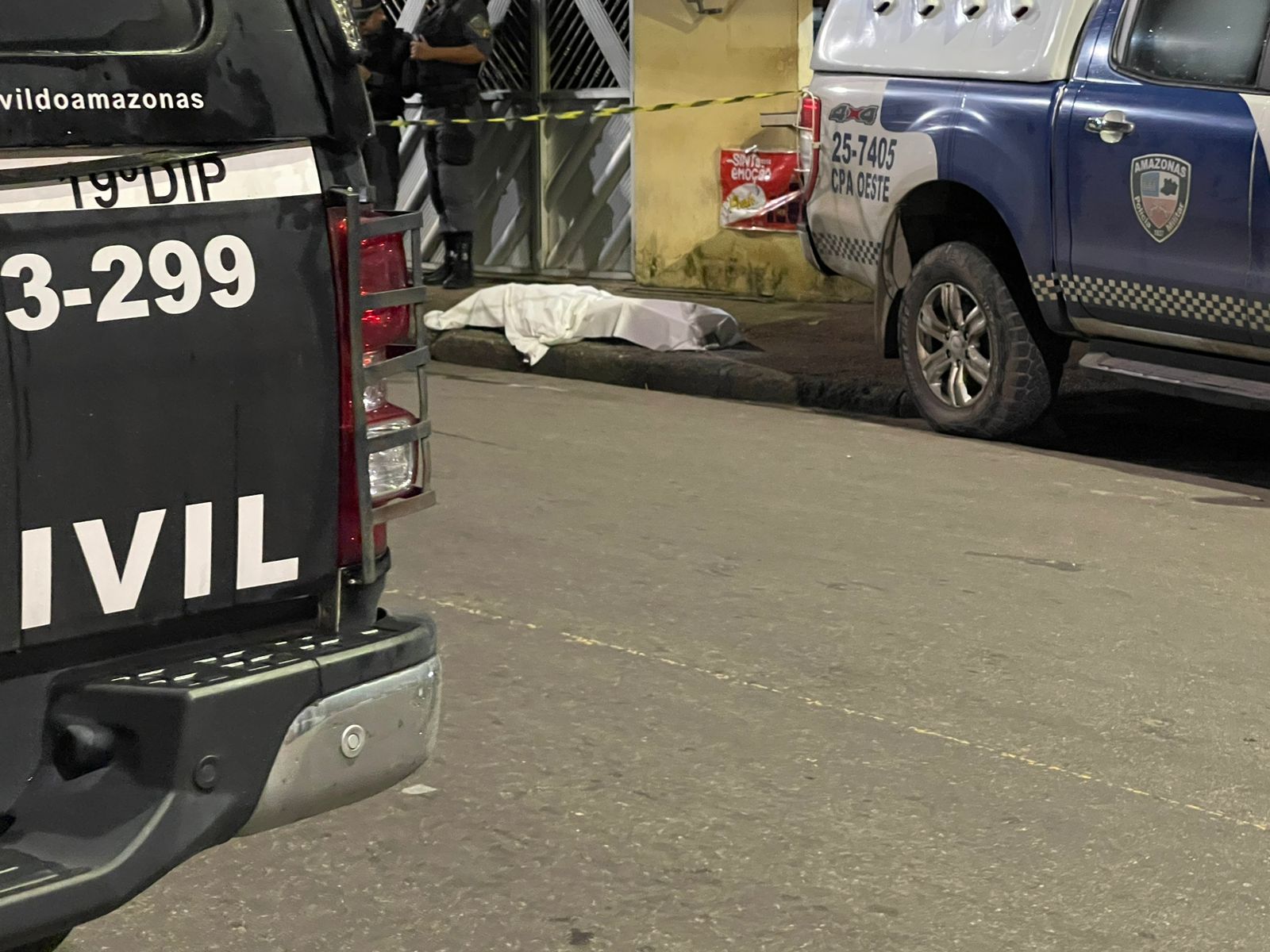 Mulher é assassinada a tiros em calçada na Compensa