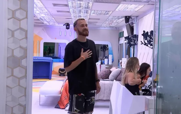 Fred e Larissa combinam de tomar banho pelados no BBB23: 'Vamos juntos'