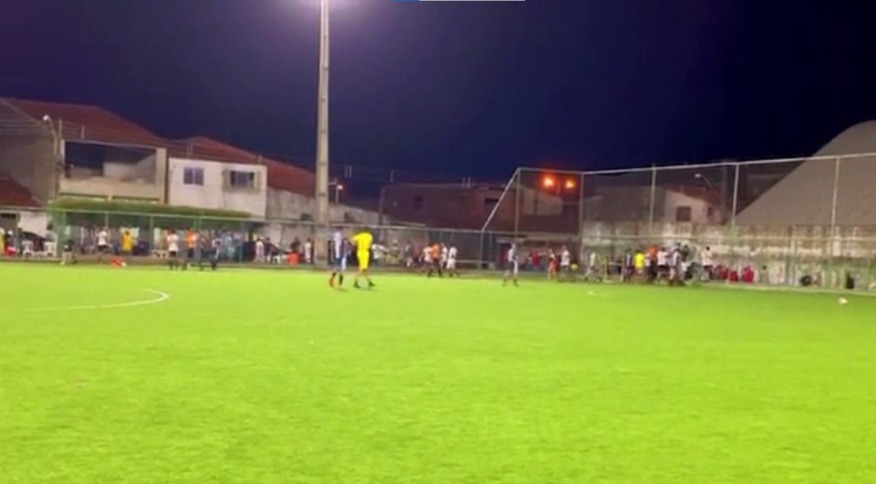 Jogo de futebol amador é interrompido por homicídio; transmissão ao vivo registrou os tiros