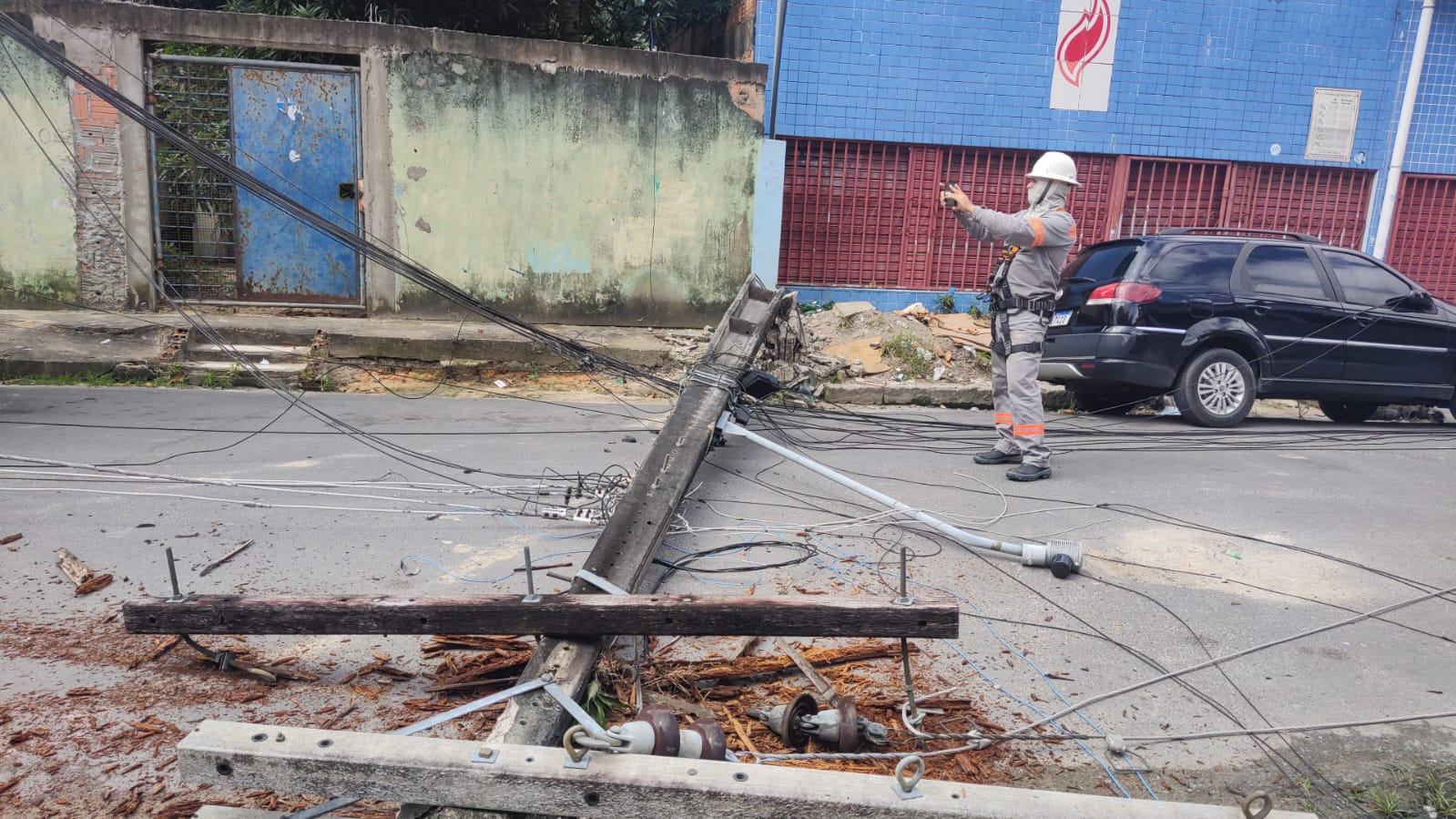 Postes desabam na frente de escola e deixam crianças ilhadas em Manaus