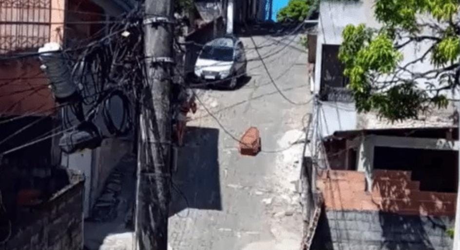Caixão com corpo cai de carro funerário e fica jogado em ladeira