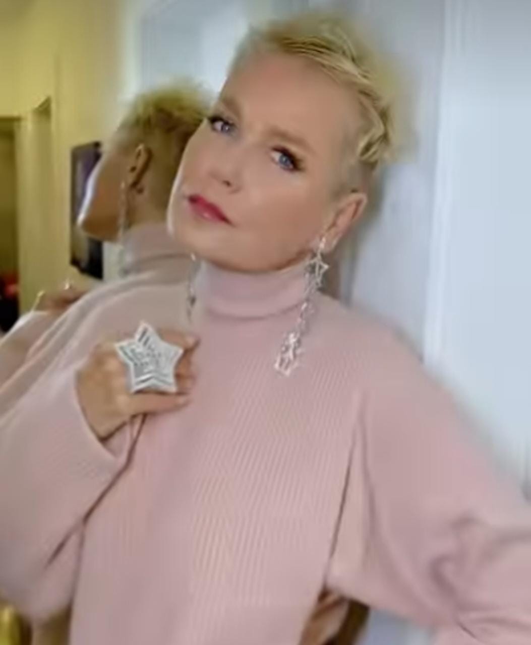 Xuxa diz que passou por cirurgias plásticas sem seu consentimento: ‘me encheu de fibroses'