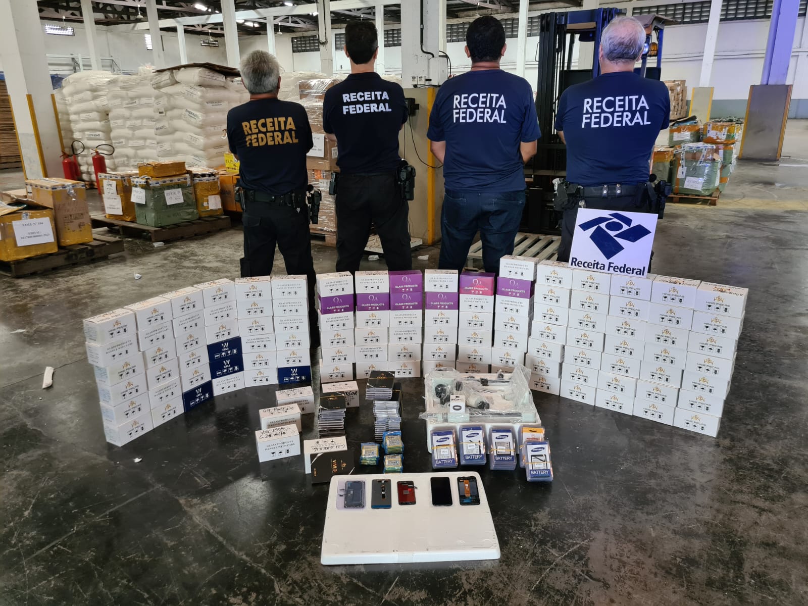 Receita Federal apreende produtos em transportadora de Manaus avaliados em quase meio milhão