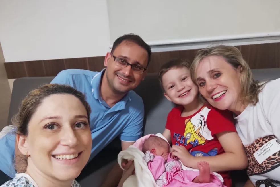 Mulher dá a luz em pé dentro de elevador; veja vídeo