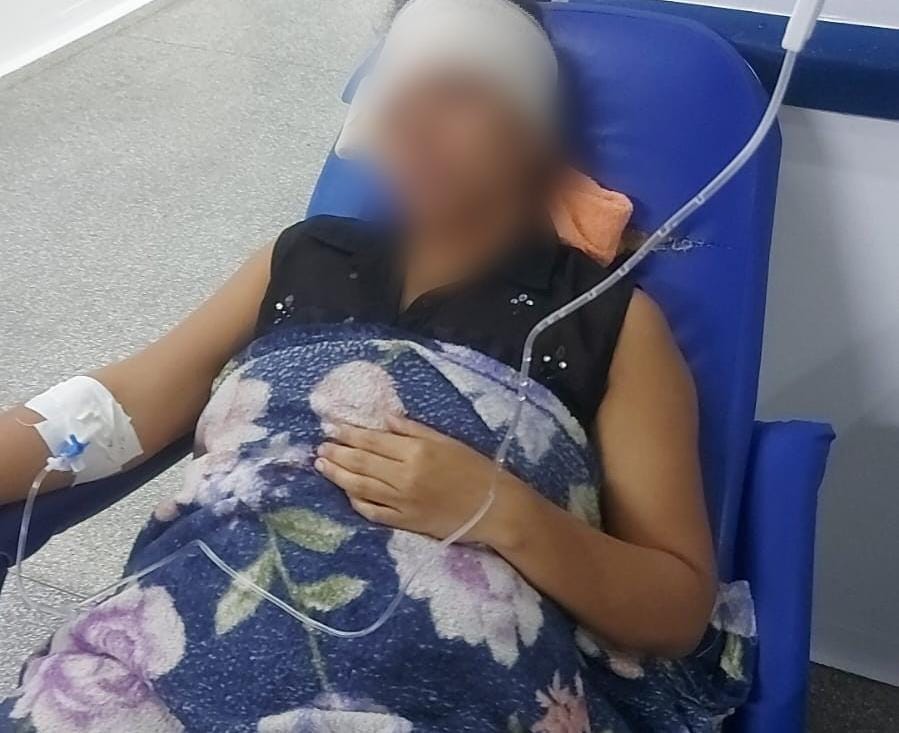 Mulher baleada na cabeça por prestanista está estável em hospital de Manaus