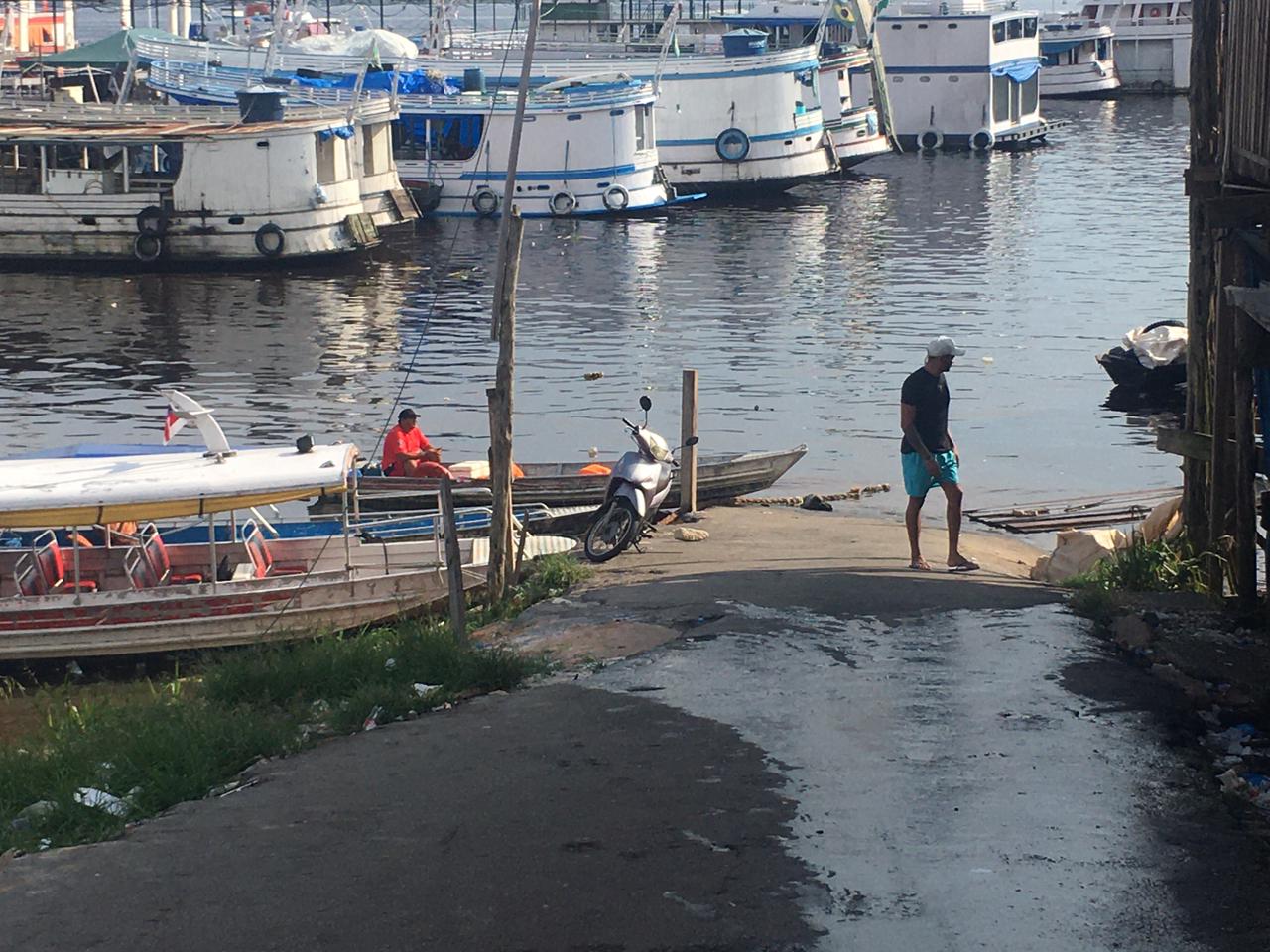 Homem morre após pular de um barco para o outro, bater a cabeça e cair no rio em Manaus